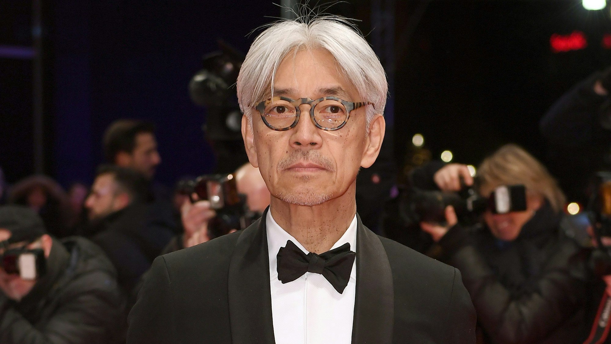 ARCHIV - 24.02.2018, Berlin: Berlinale, Verleihung der Berlinale Bären, Berlinale-Palast: Der Komponist und Mitglied der Berlinale-Jury, Ryuichi Sakamoto. Der japanische Filmkomponist, Musiker, Schauspieler und Produzent Ryuichi Sakamot ist tot. Er starb bereits am 28.03.2023, wie sein Büro am 02.04.2023 bekanntgab. Foto: Britta Pedersen/dpa +++ dpa-Bildfunk +++