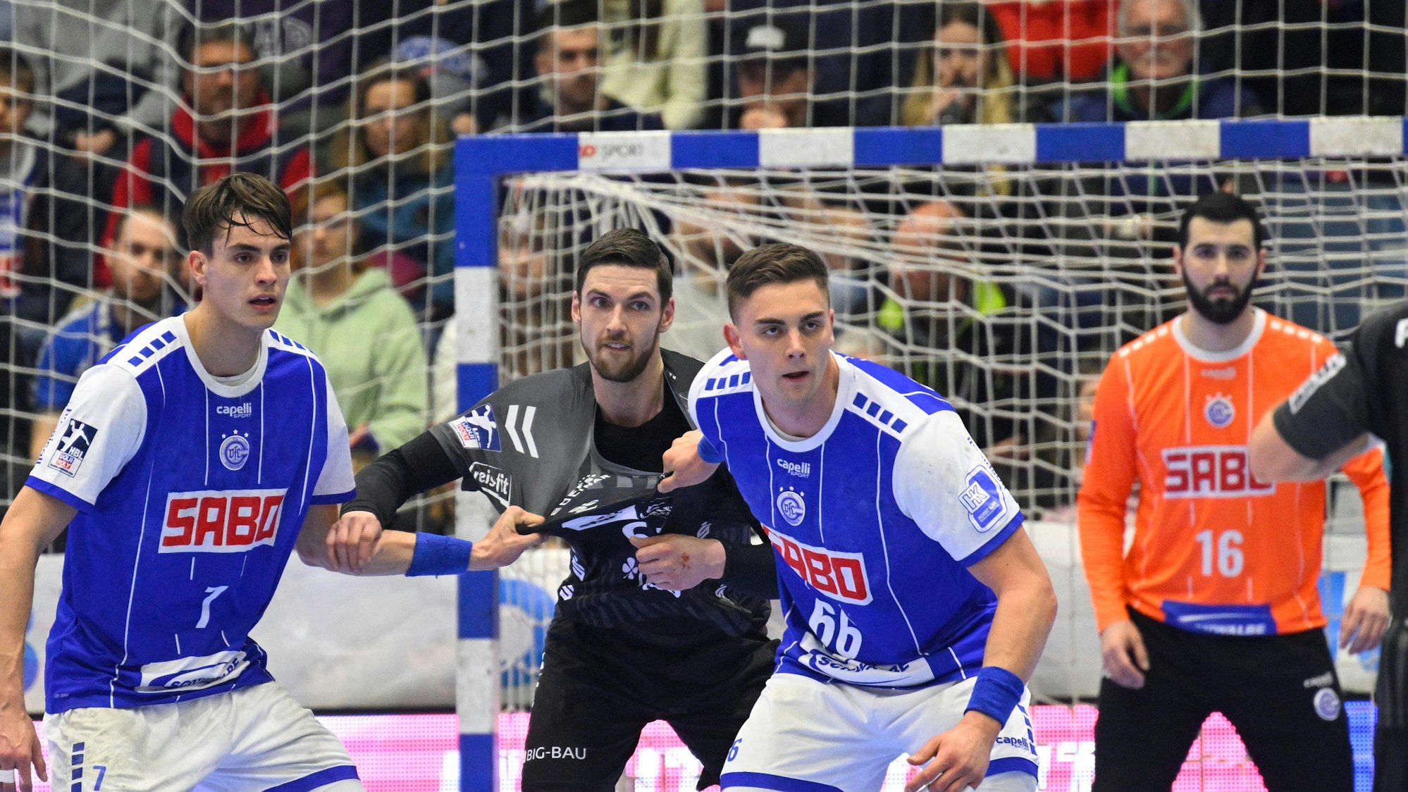 Eine Spielsituation auf dem Handballfeld vor dem Tor von Gummersbachs Torhüter Tibor Ivanisevic.