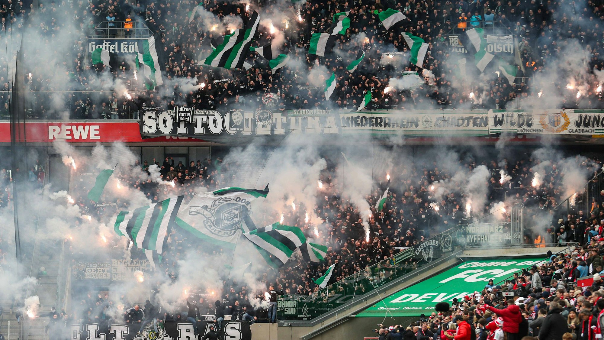 Gladbach-Fans zünden Pyrotechnik im Kölner Stadion.