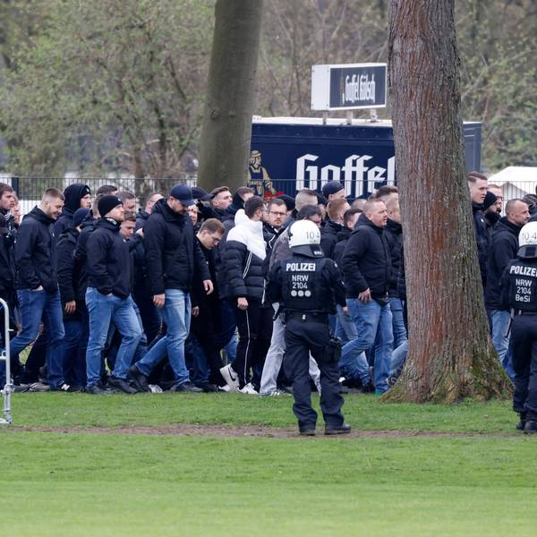Einsatzkräfte der Polizei sichern das Ankommen der Gladbacher Fans am Stadion.