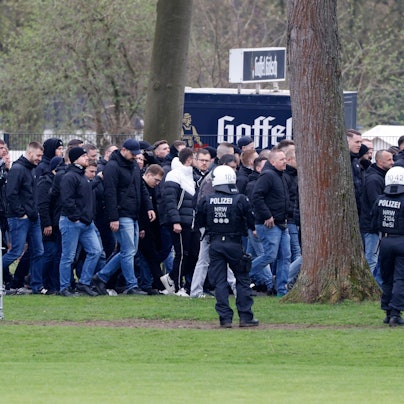Einsatzkräfte der Polizei sichern das Ankommen der Gladbacher Fans am Stadion.