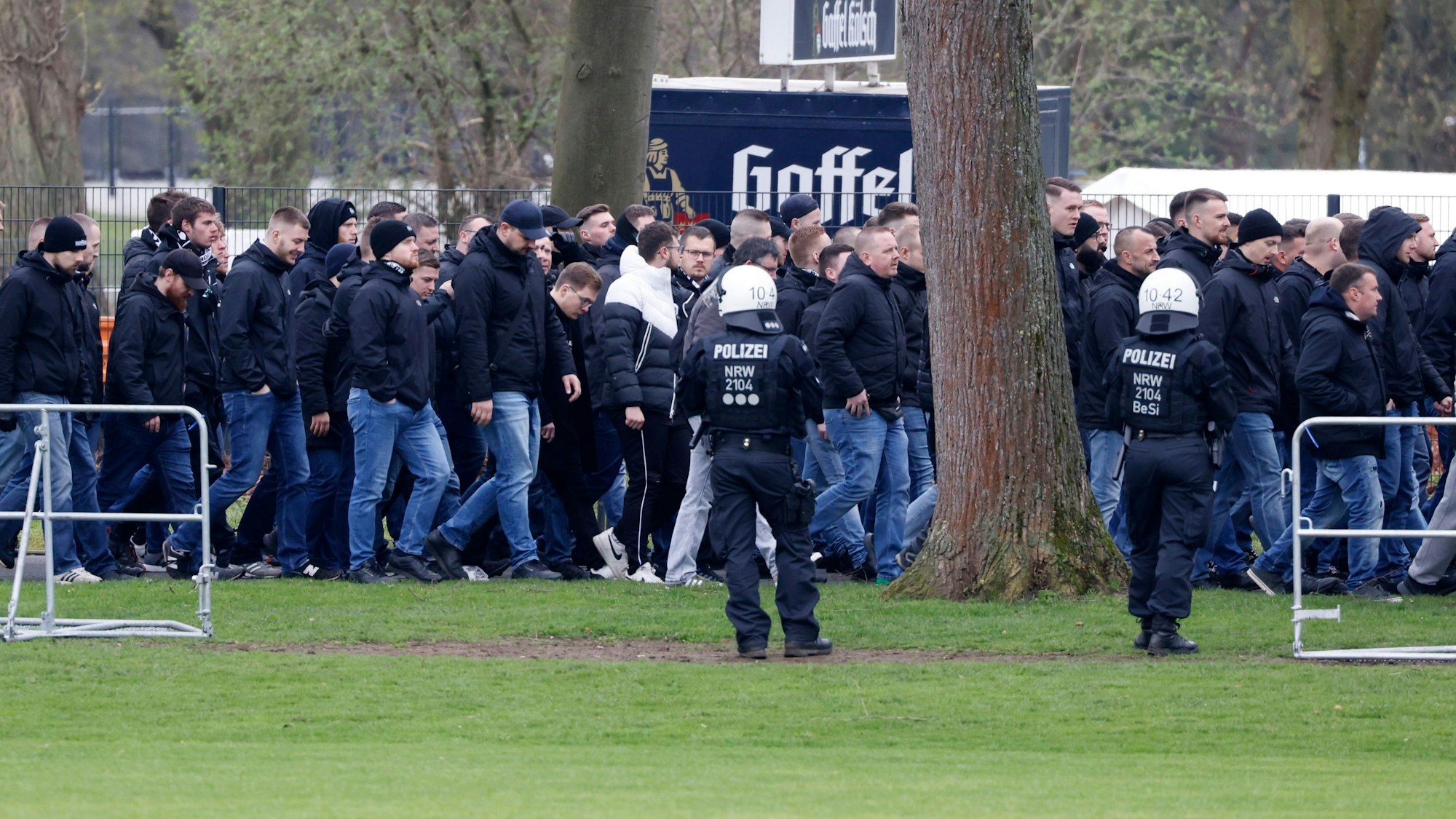 Einsatzkräfte der Polizei sichern das Ankommen der Gladbacher Fans am Stadion.