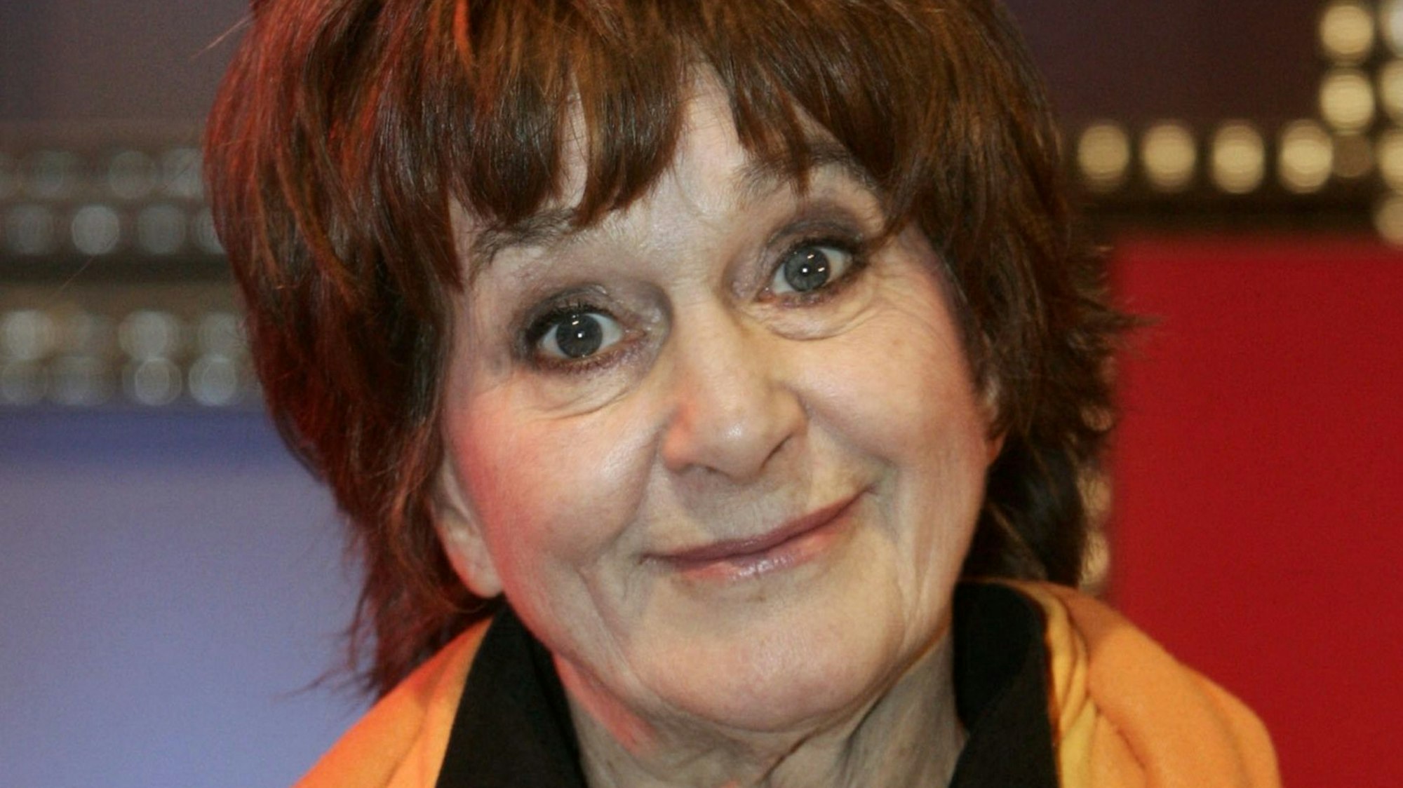 Siw Malmkvist lacht in die Kamera.