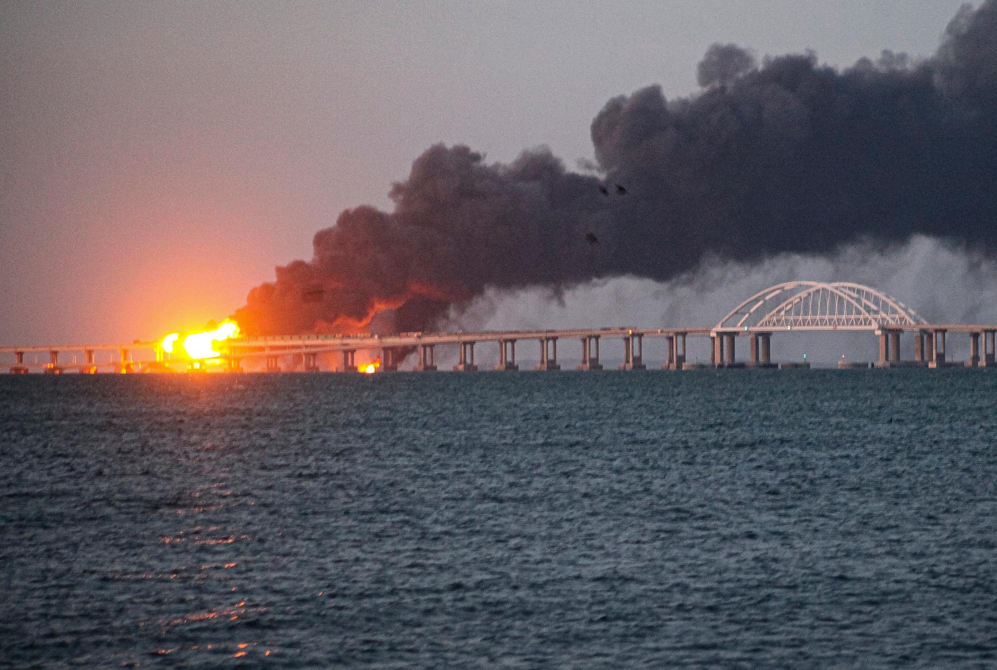 Flammen und Rauch steigen von der Krim-Brücke auf, die das russische Festland und die Halbinsel Krim über die Straße von Kertsch verbindet. Die Ukraine hat die Brücke bereits mehrfach angegriffen, aber bisher nicht zerstören können. (Archivbild)