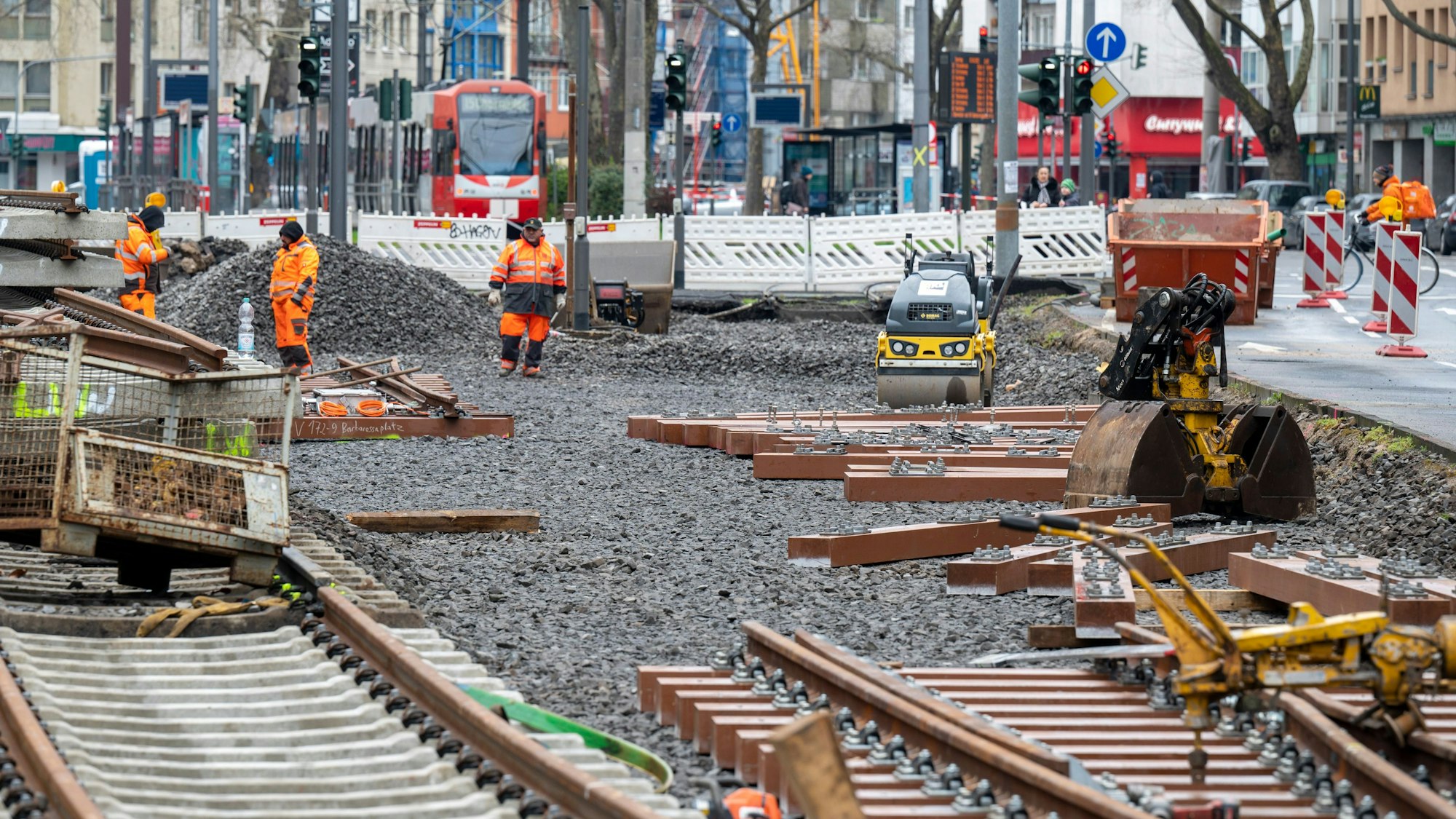 In einem aufgerissenen Gleisbett am Barbarossplatz in Köln liegen alte und neue Schienen.