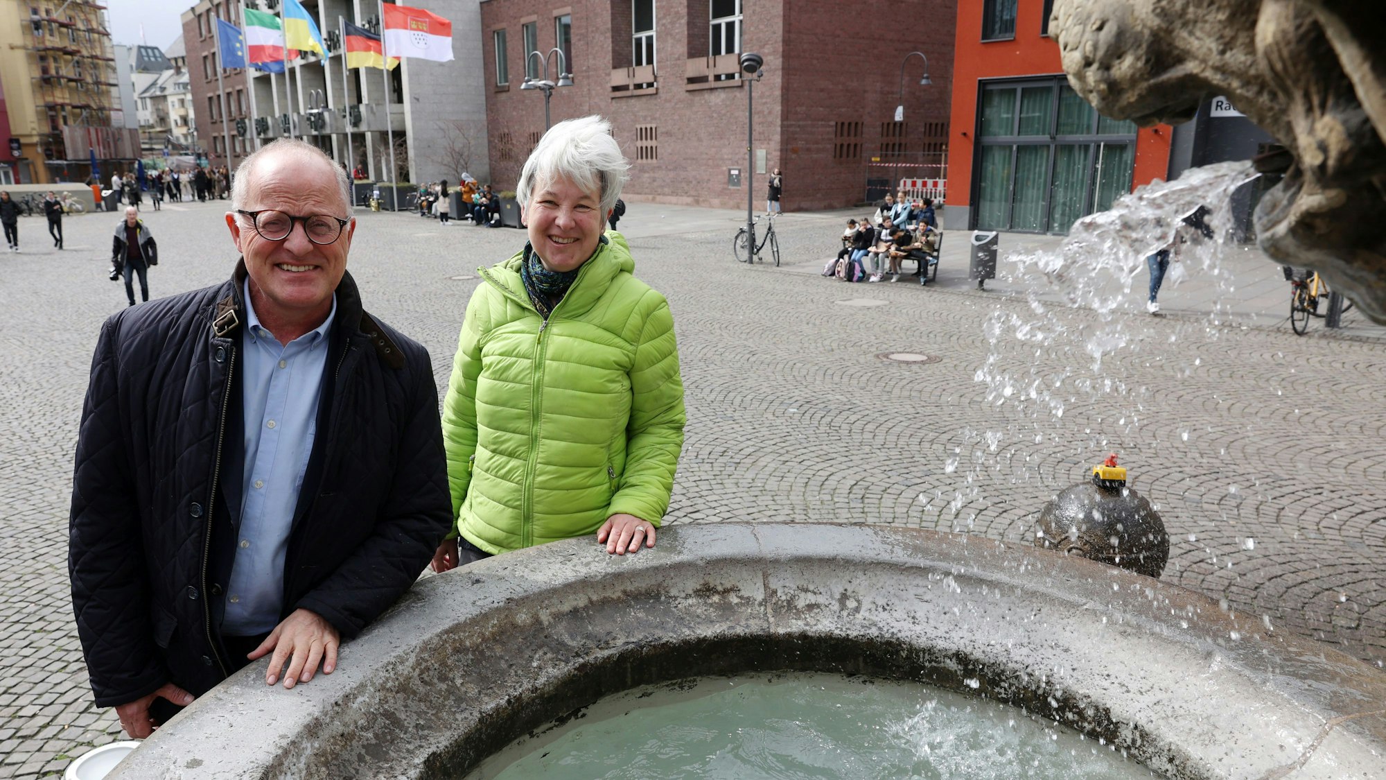 31.03.2023
Köln:
Eröffnung der Brunnensaison auf dem Alter Markt am Jan von Werth-Brunnen
Manfred Kaune, Leiter des Amtes für Landschaftspflege und Grünflächenund Ute Götz-König von der Gebäudewirtschaft
Foto: Martina Goyert