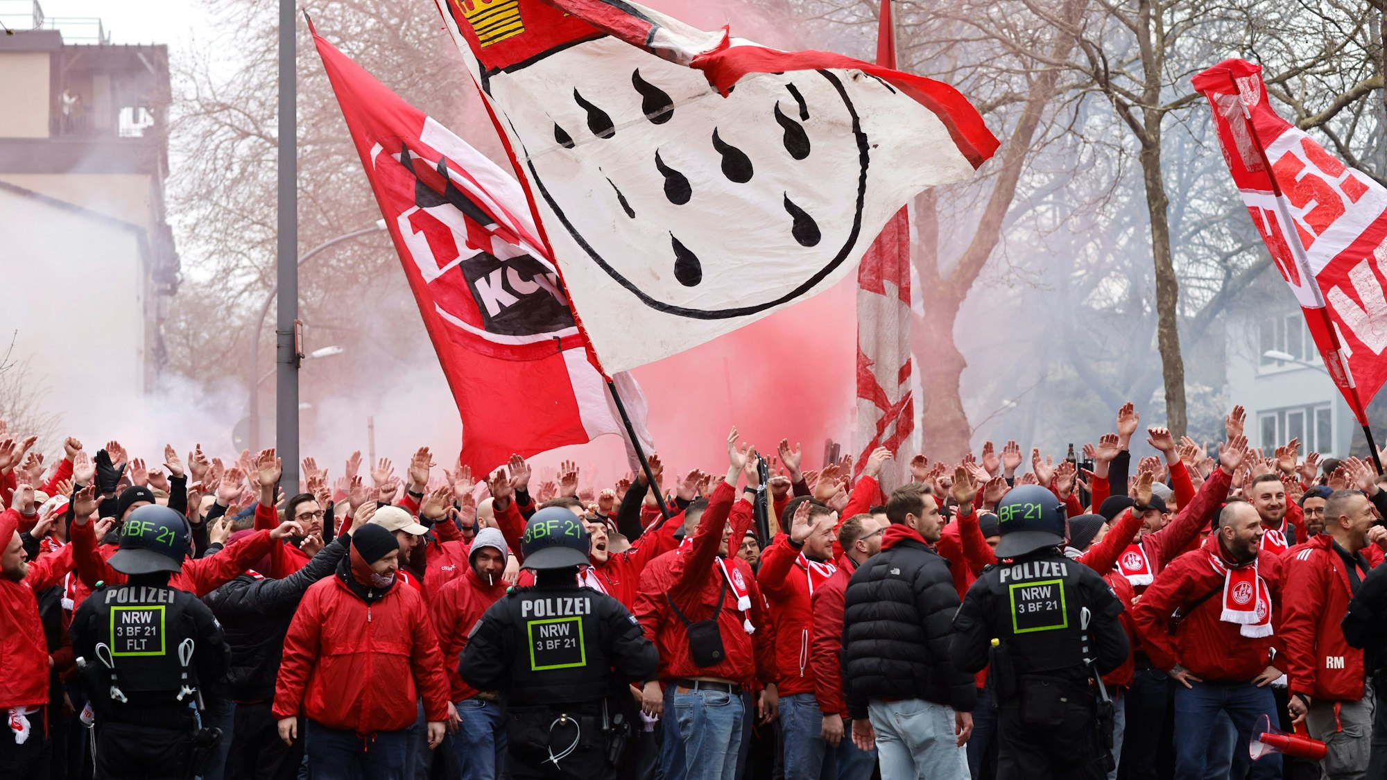 Mehrere Hundert Fans des 1. FC Köln ziehen vor dem Revierderby begleitet von Einsatzkräften der Polizei in einem Fanmarsch zum Stadion.