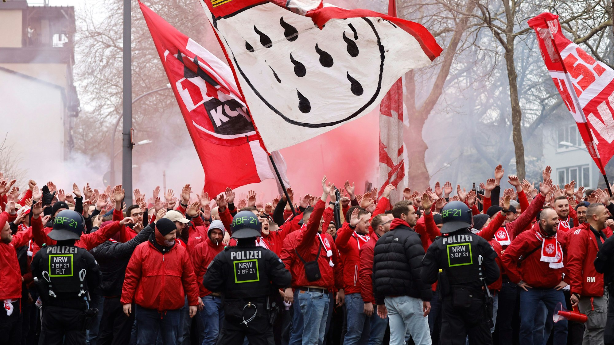 Fans der 1. FC Köln haben sich vor dem Spiel gegen Borussia Mönchengladbach versammelt.