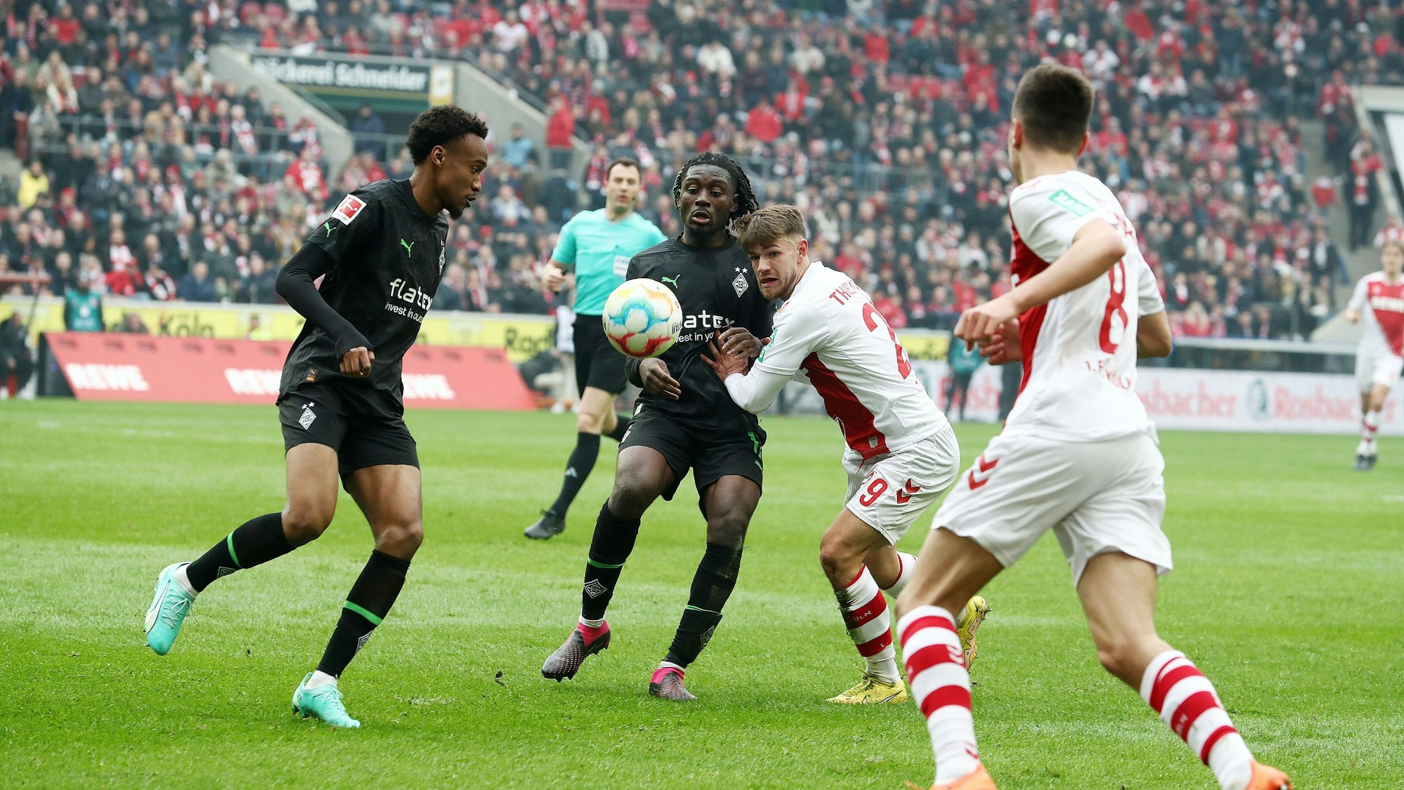 Jan Thielmann müht sich im Zweikampf mit Gladbachs Koné.