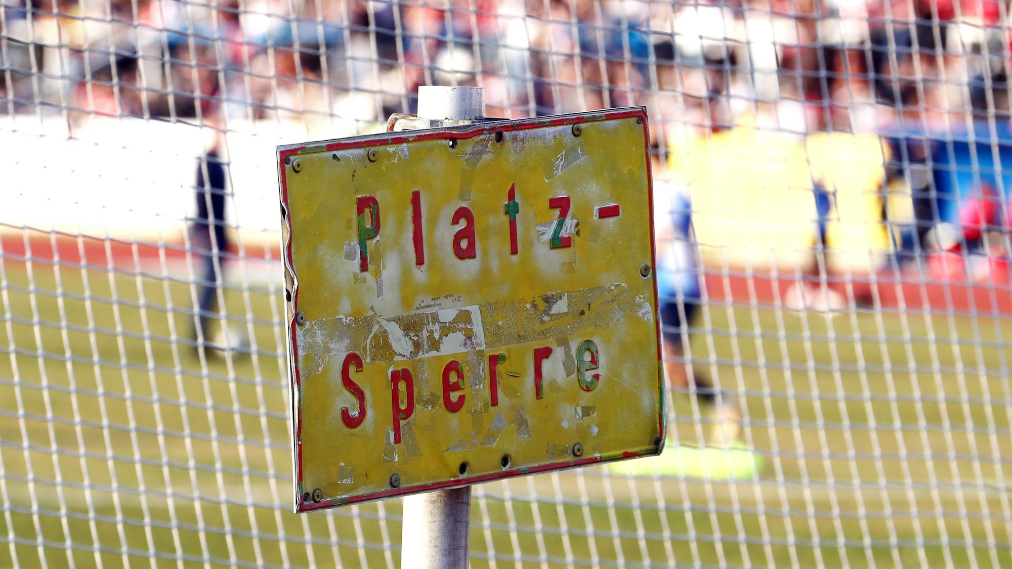 Testspiel, SV Siegburg vs. 1.FC Köln, Symbolfoto, Schild "Platzsperre", 23.03.2022, Herbert Bucco