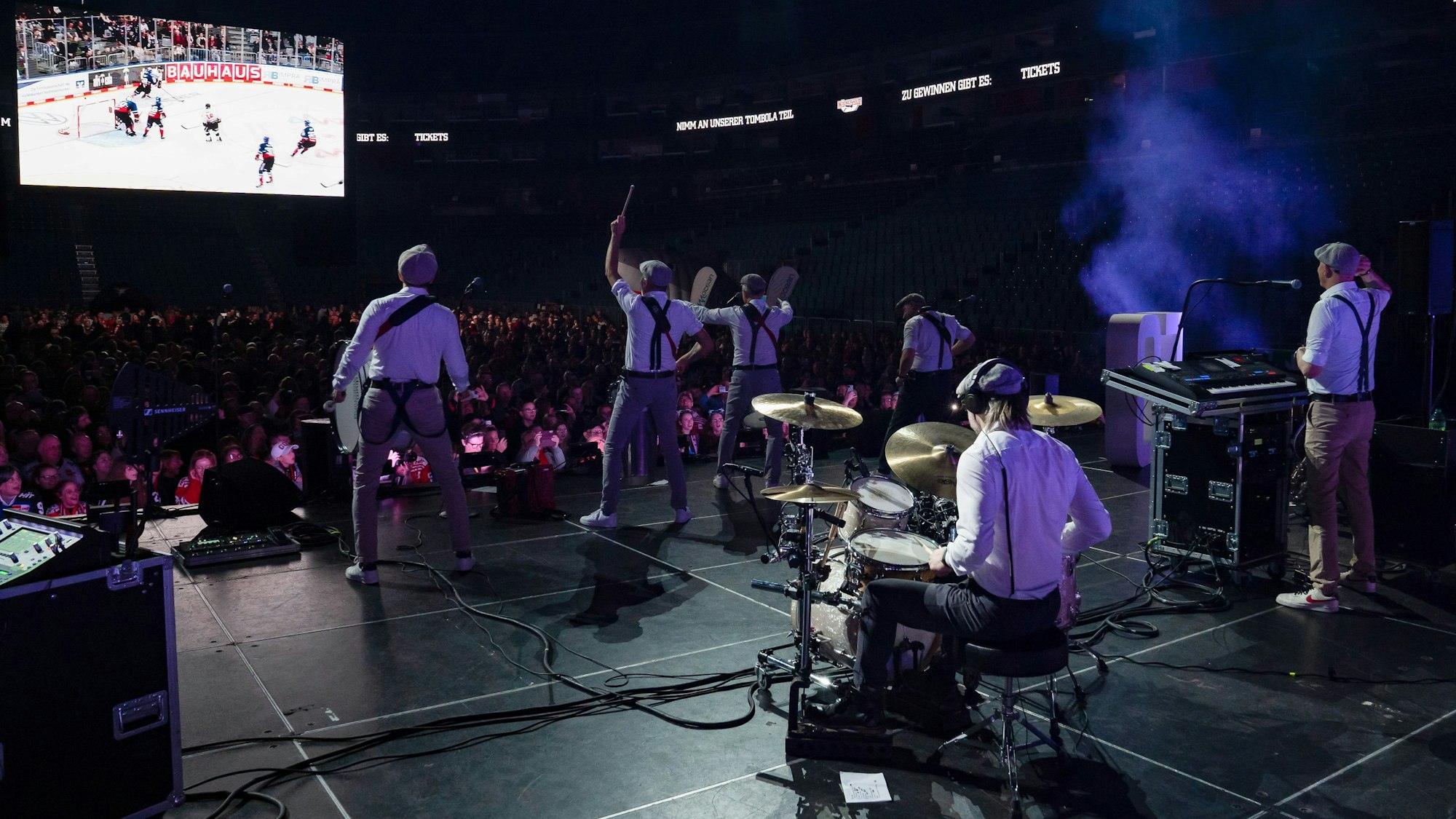 Saisonabschlussfeier der Kölner Haie in die Lanxess-Arena mit einem Auftritt der Klüngelköpp