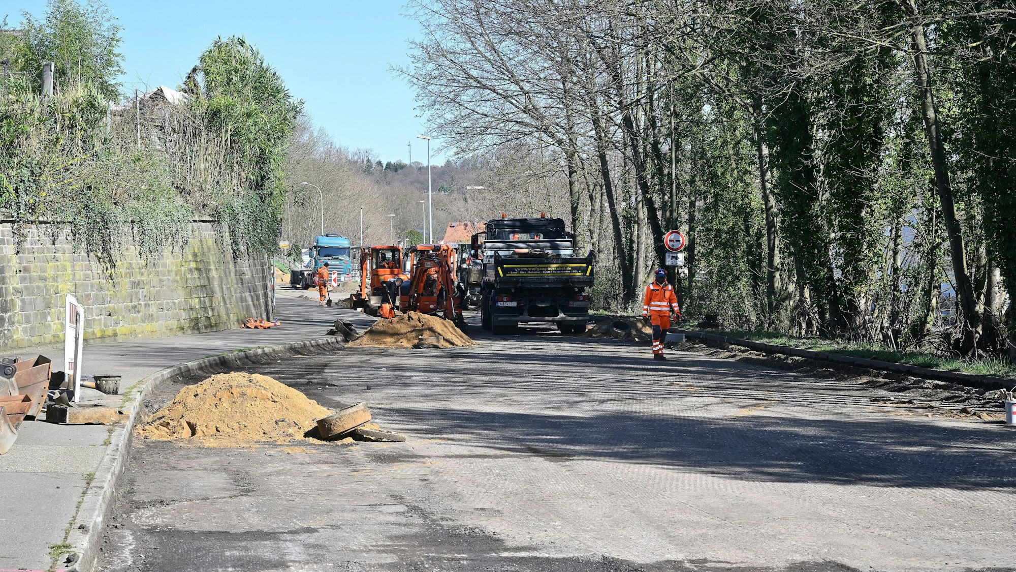 Baumaschinen stehen auf der Bensberger Straße.