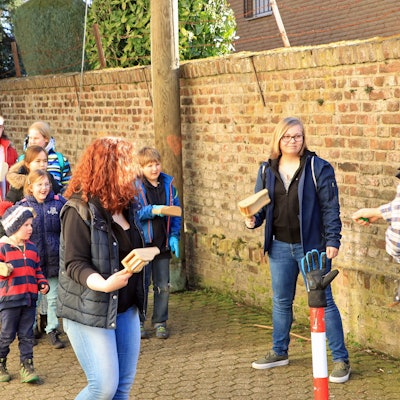 Seit Jahrzehnten pflegen die Kleinkönigsdorfer das „Raspeln“ an den Ostertagen.