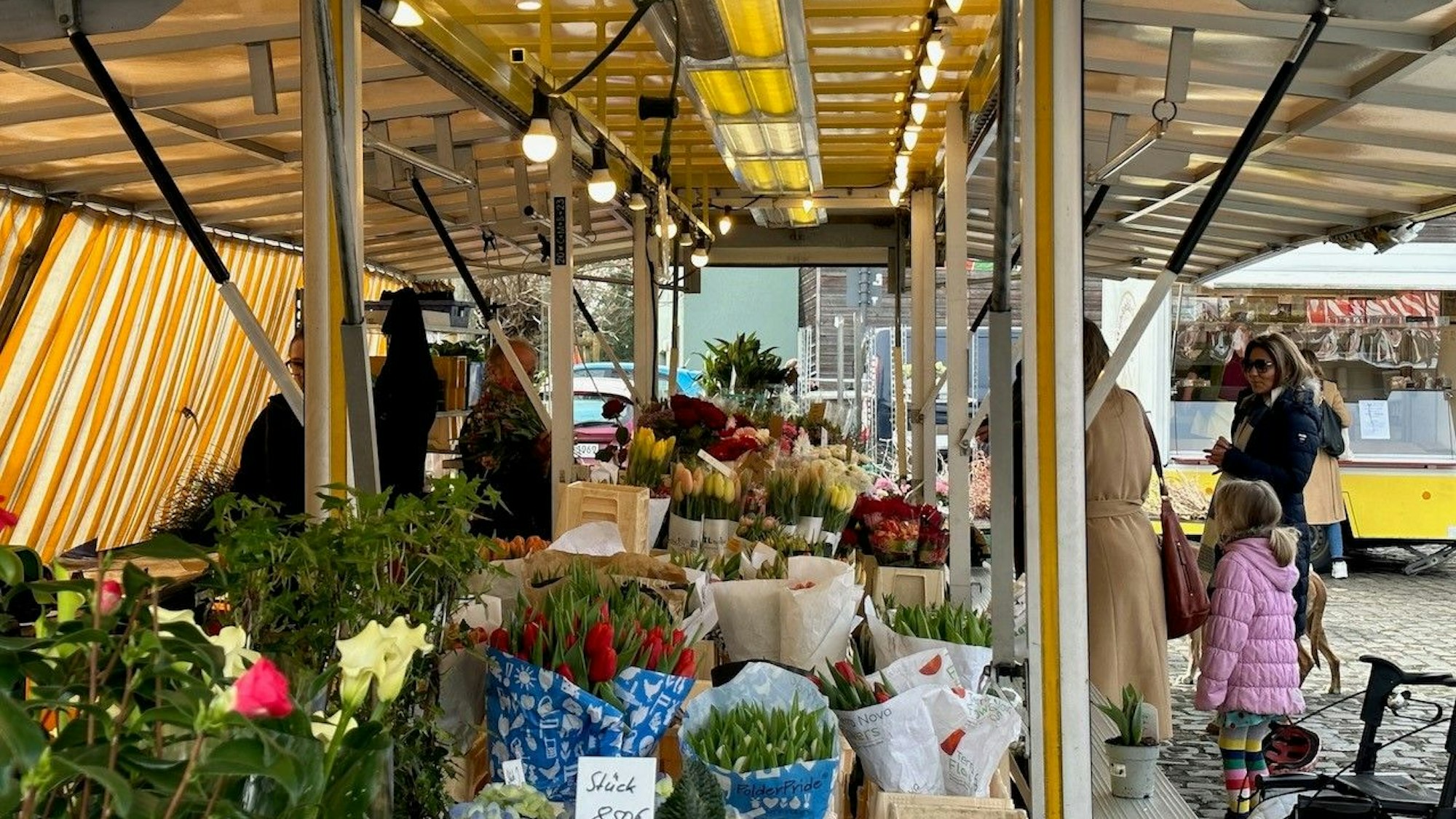 Ein Blumenstand auf einem Wochenmarkt.
