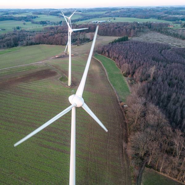 Windräder stehen in Lindlar auf einem Feld.