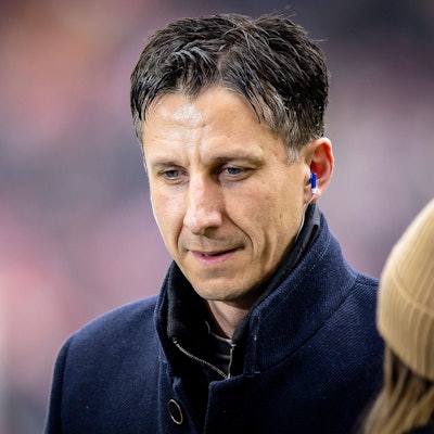 FC-Geschäftsführer Christian Keller im Gespräch beim übertragenden Sender Dazn vor dem Derby am Sonntag.