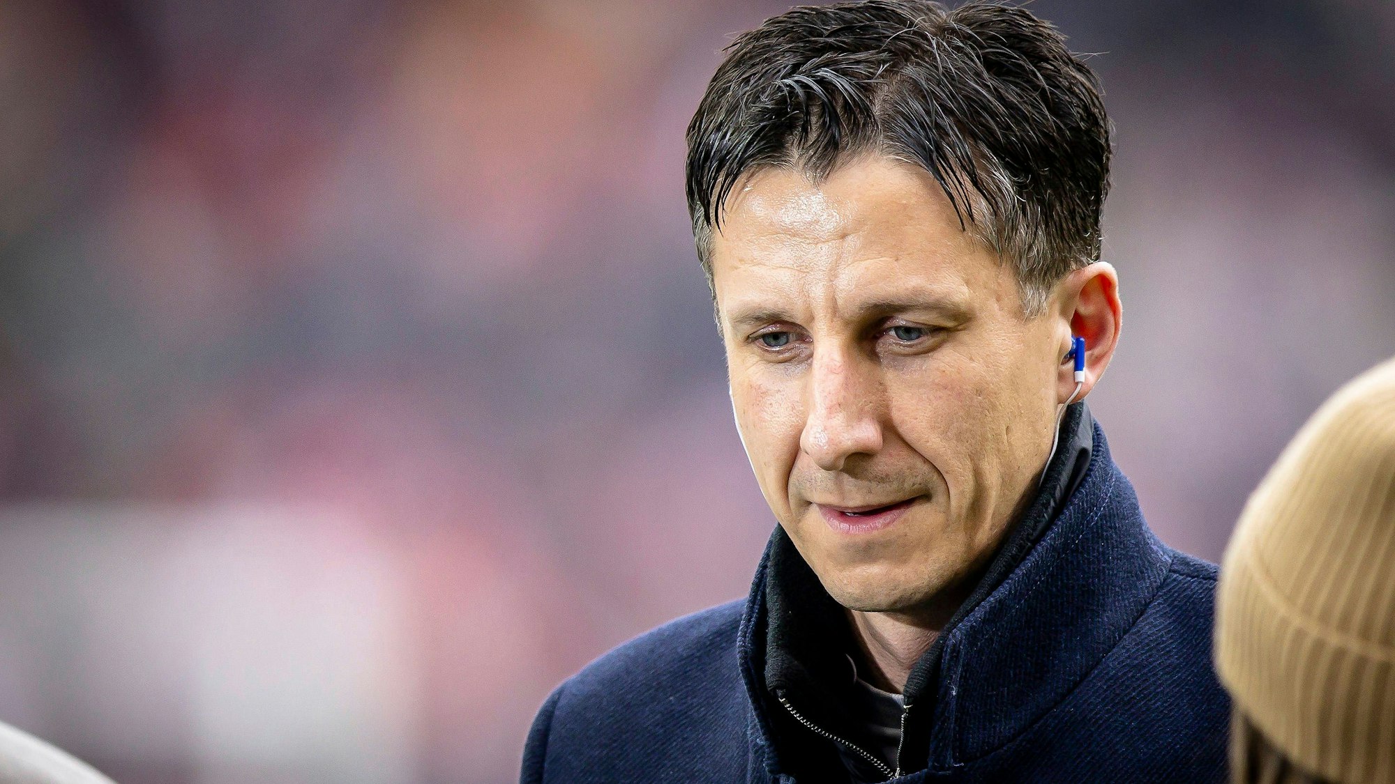 FC-Geschäftsführer Christian Keller im Gespräch beim übertragenden Sender Dazn vor dem Derby am Sonntag.