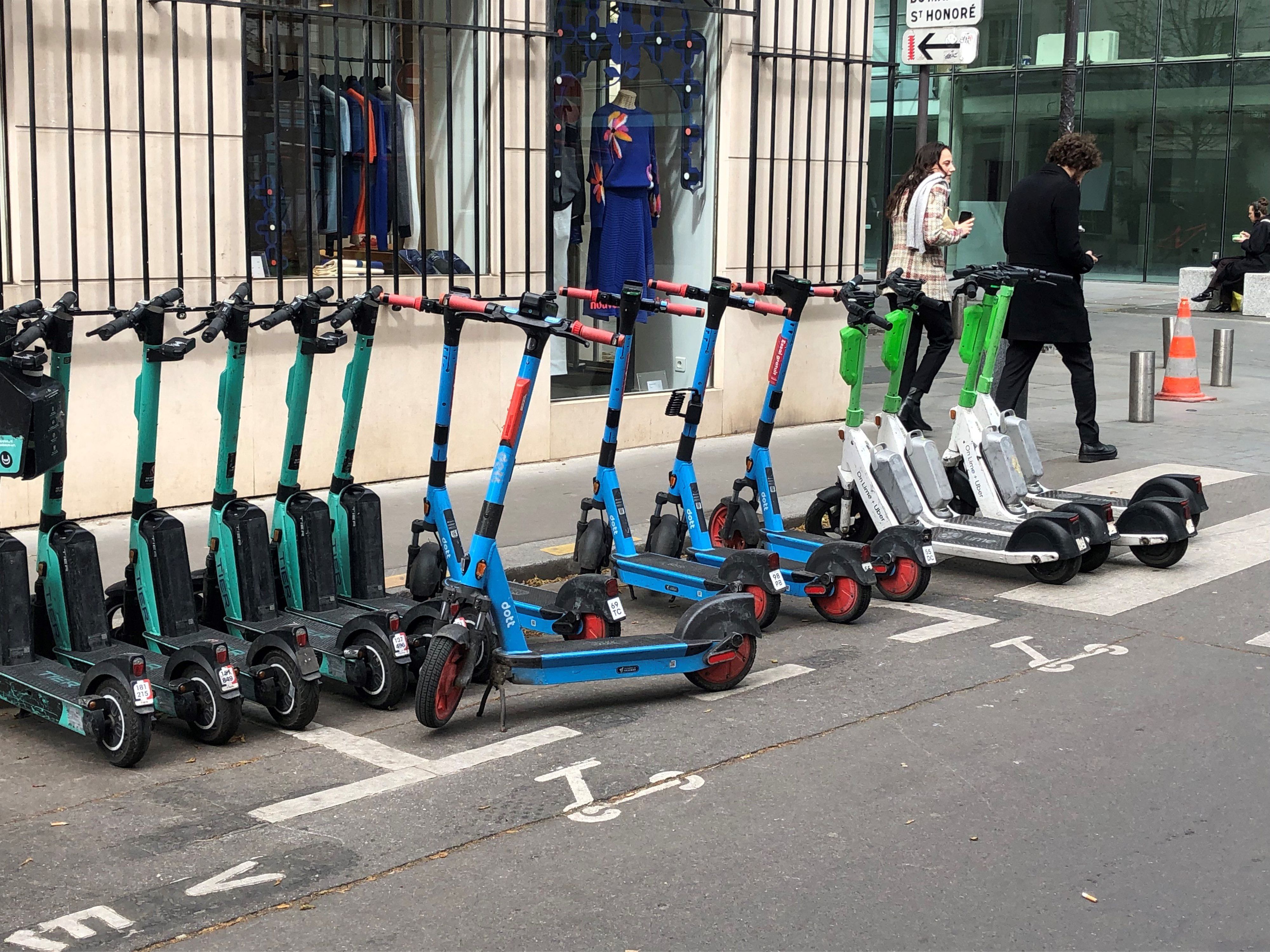 E-Scooter von drei verschiedenen Anbietern stehen auf einem dafür vorgesehenen Parkplatz. (Symbolbild)