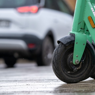 E-Roller zum Mieten stehen auf einer Straße in Halle.