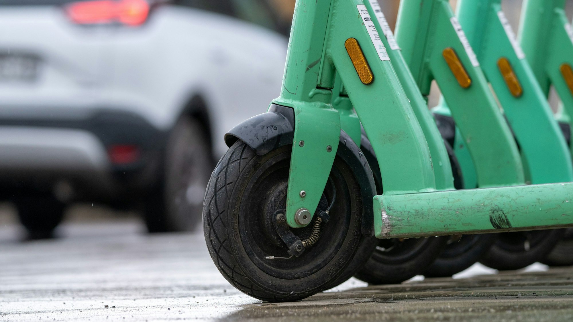 E-Roller zum Mieten stehen auf einer Straße in Halle.