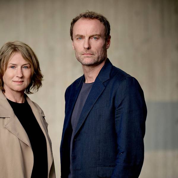 Corinna Harfouch und Mark Waschke stehen nebeneinander und schauen in die Kamera.