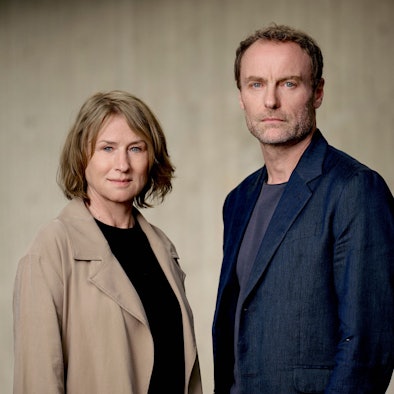 Corinna Harfouch und Mark Waschke stehen nebeneinander und schauen in die Kamera.