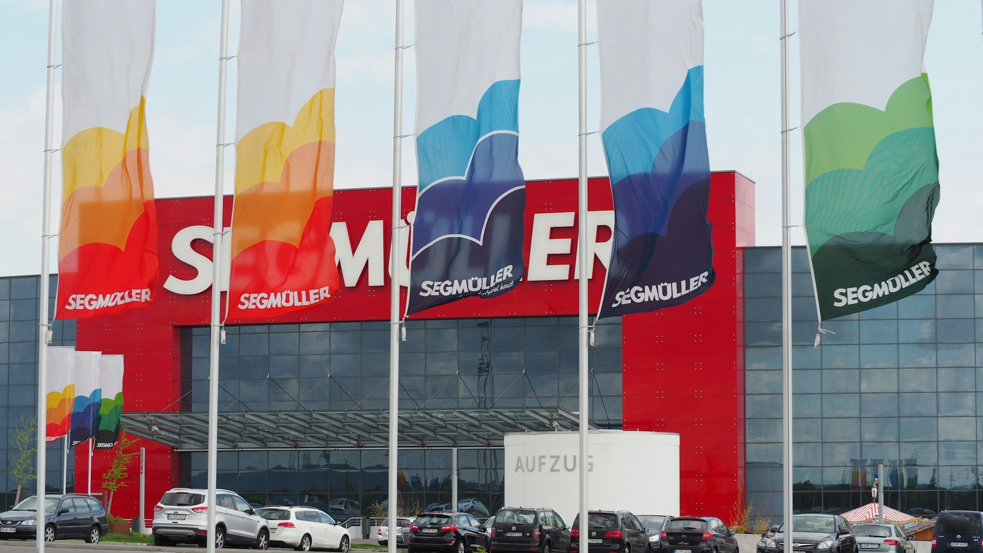 Vor einem Möbelhaus wehen bunte Fahnen.