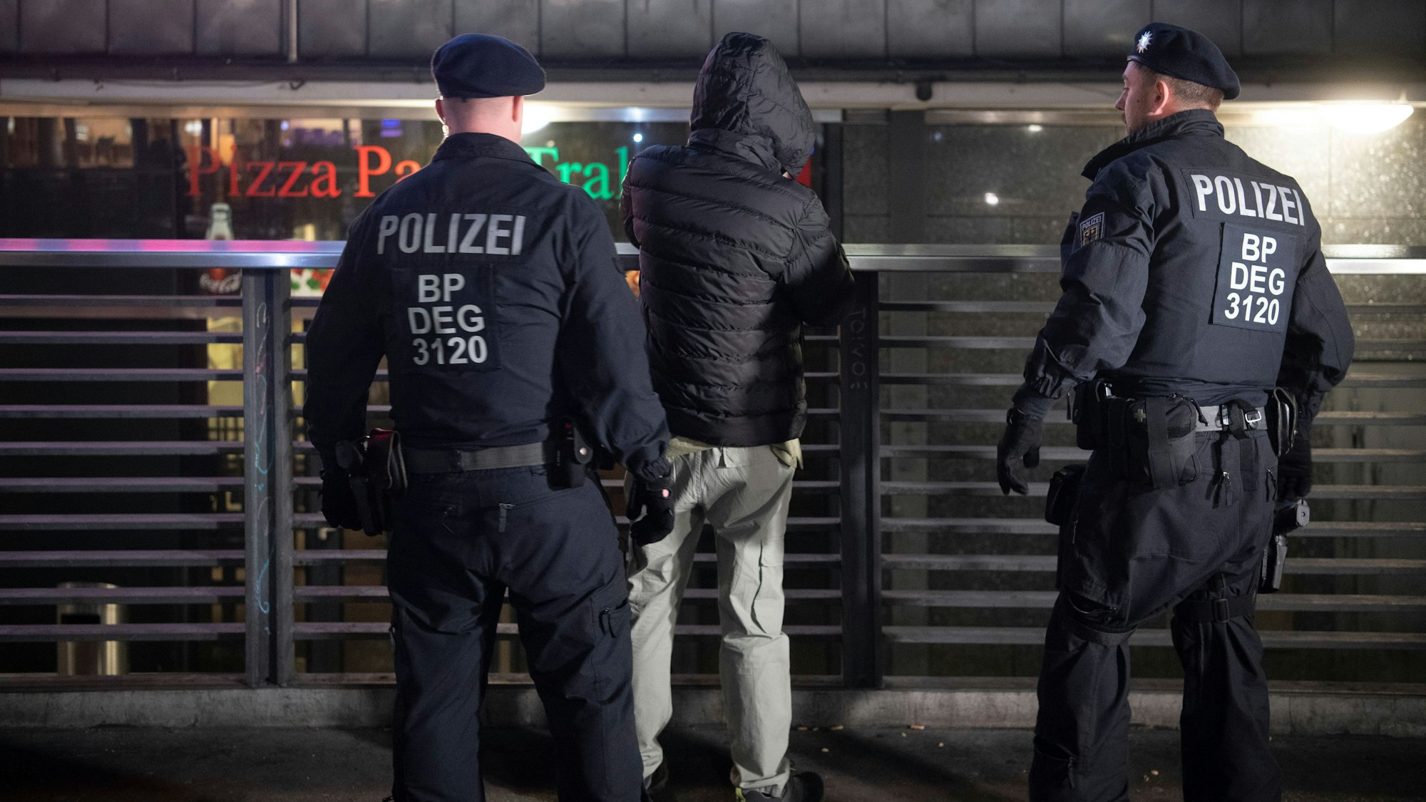 Polizisten kontrollieren eine Person. Eine Studie hat untersucht, ob es Racial Profiling oder andere rassistische Strömungen in den deutschen Behörden gibt. (Symbolbild)