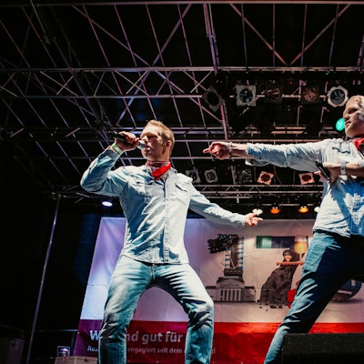 Die Mallorca-Cowboys performen auf einer Bühne.