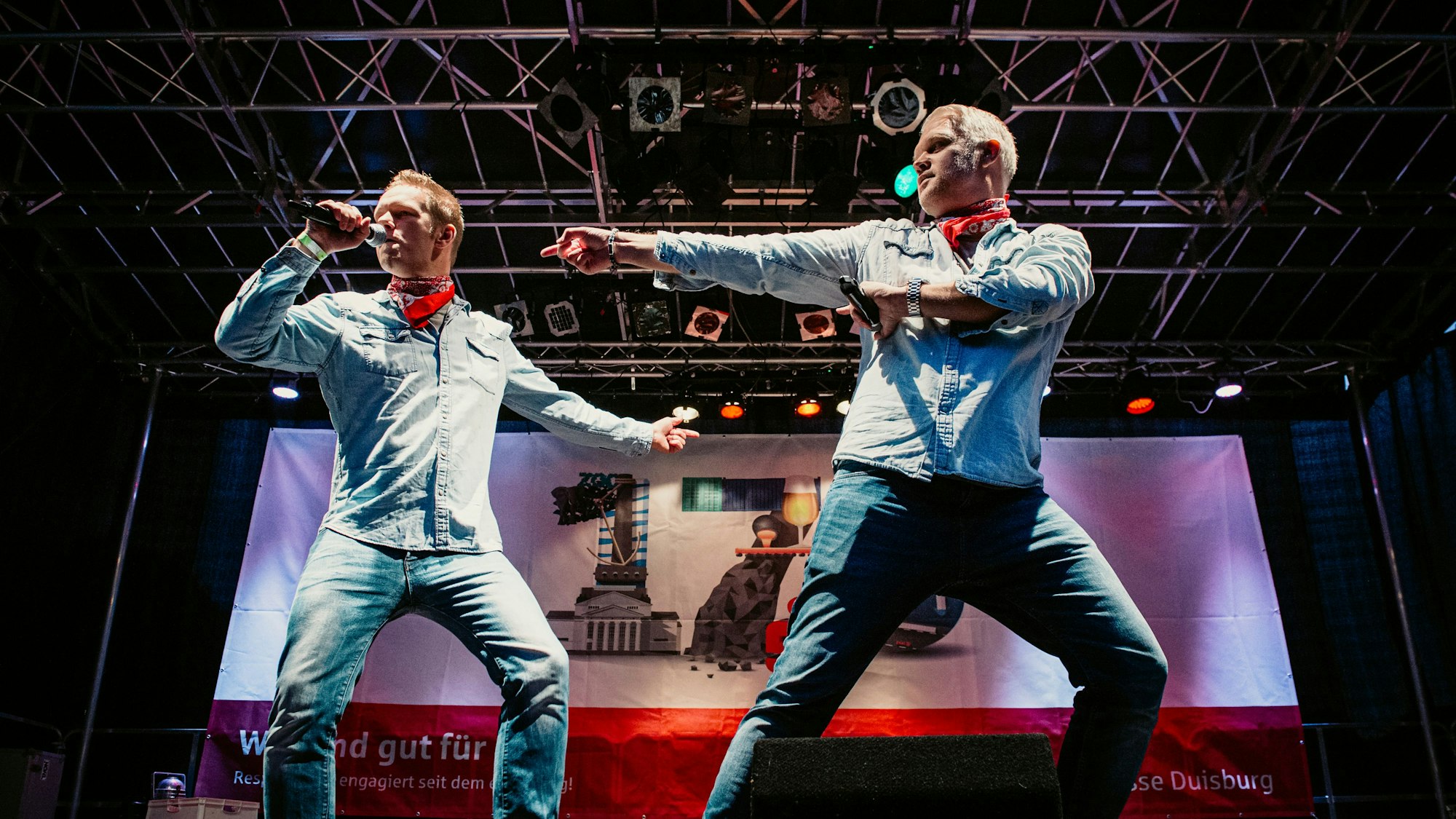 Die Mallorca-Cowboys performen auf einer Bühne.