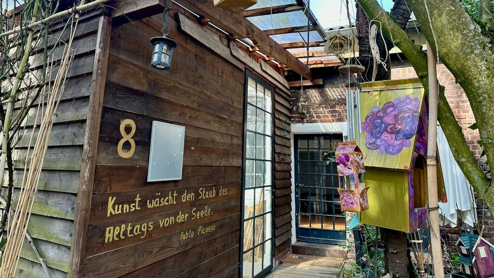 Ein Hauseingang mit einem Zitat von Pablo Picasso.