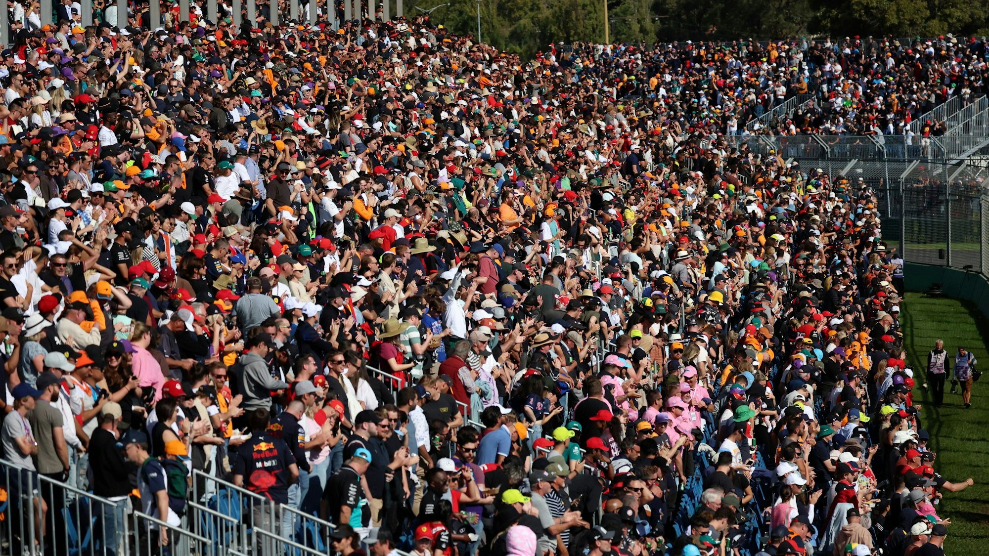 Formel-1-Fans auf einer Tribüne im Albert Park in Melbourne im April 2023.