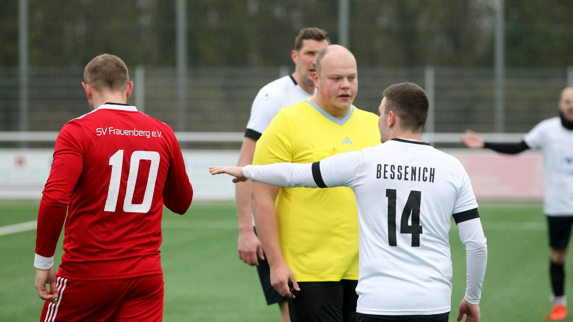 Feierte Premiere: Schiedsrichter Lars Jungmann.