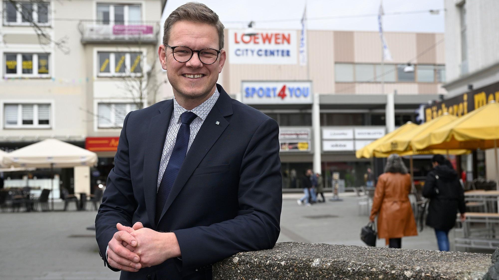 Sebastian Rolko von den Mallorca Cowboys steht in der Fußgängerzone in Bergisch Gladbach.