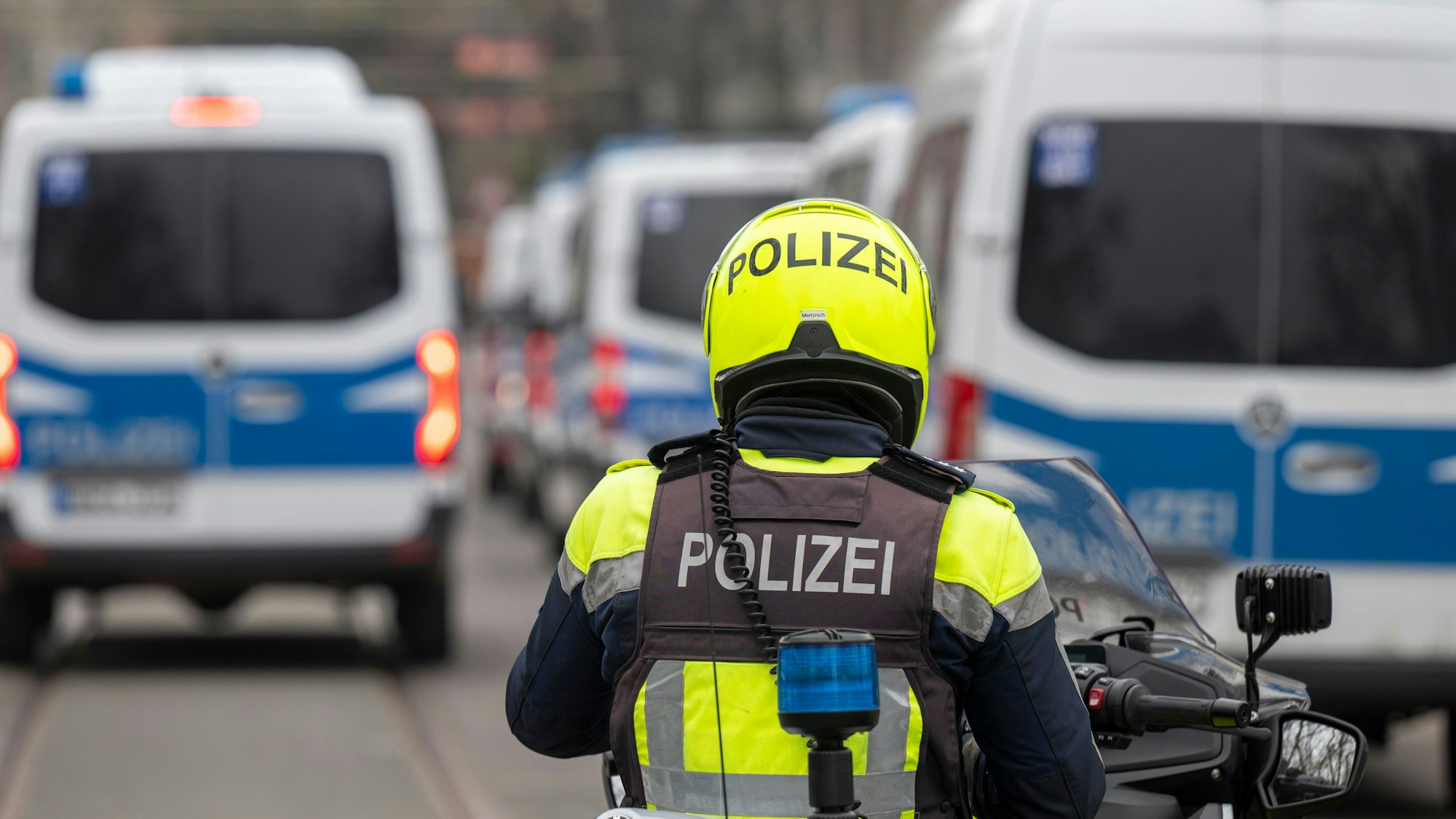 Ein Kölner Motorradpolizist im Straßenverkehr.