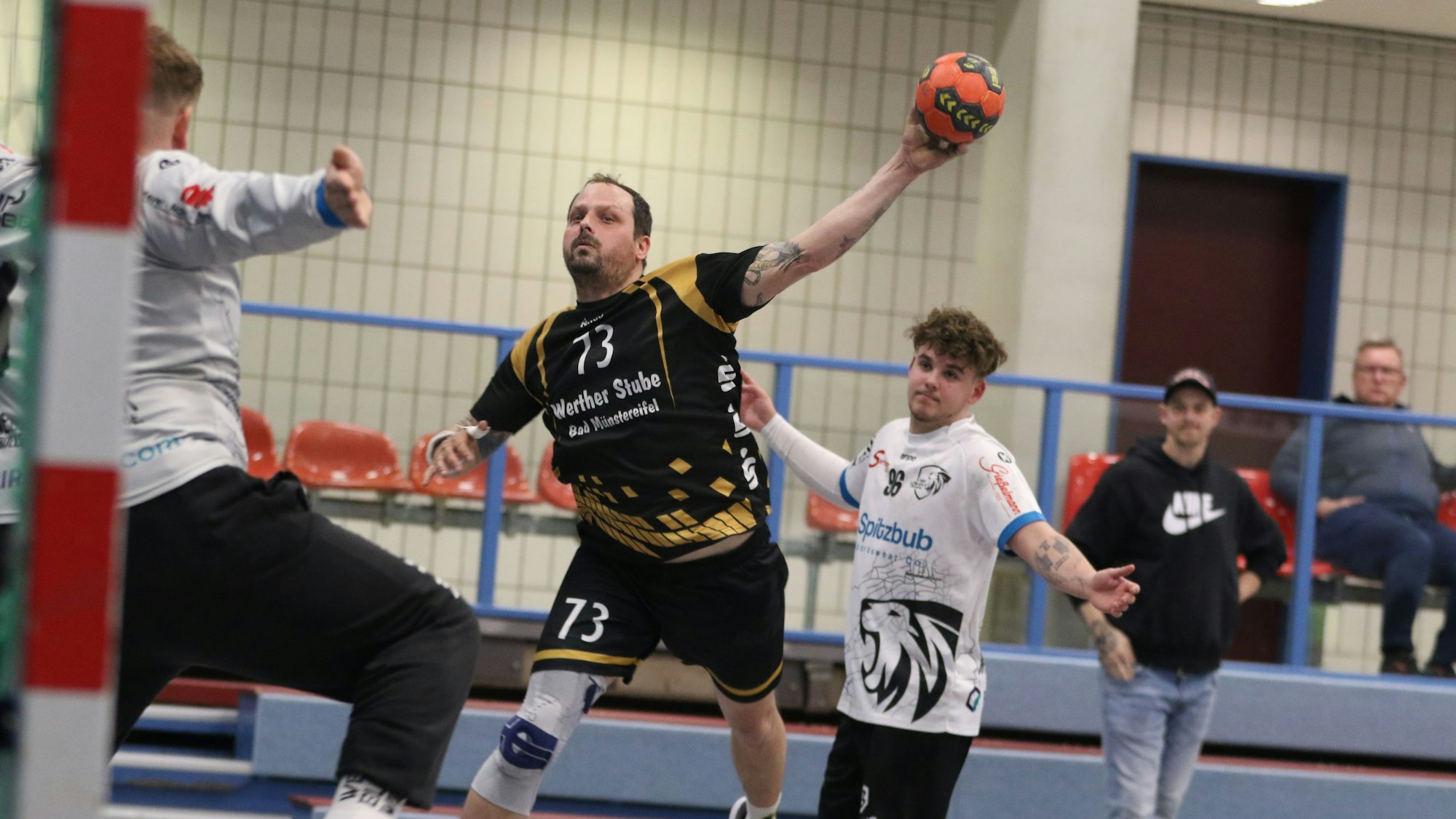 Muss eine Kiste Bier spendieren, weil er das 40. Tor im Spiel geworfen hat: Axel Kreutzer, mit zehn Treffern erfolgreichster TVE-Werfer.