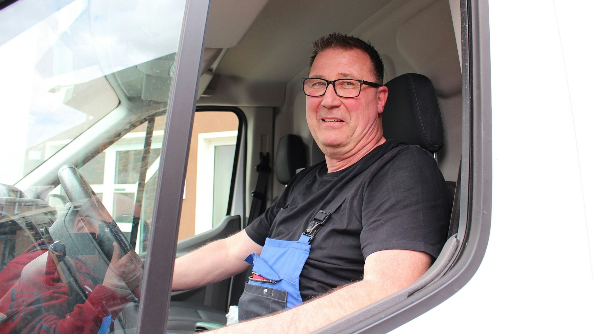 Sanitärinstallateur Michael Genger sitzt in seinem Auto.