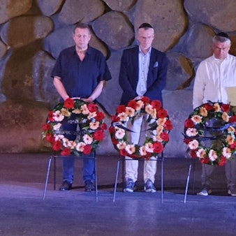 Kranzniederlegung in der Holocaust-Gedenkstätte Yad Vashem, (v. l.) Stefan Dekker, Bürgermeister Frank Stein und Lutz Urbach.