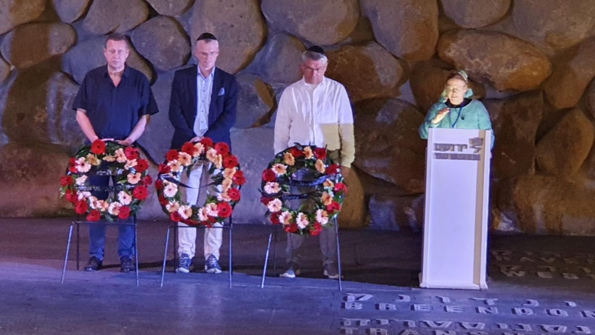 Drei Männer legen in Yad Vashem Kränze nieder.