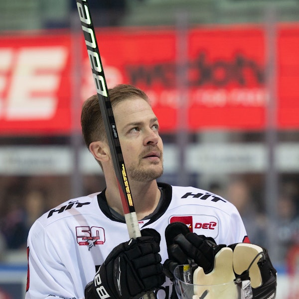Moritz Müller wird vor dem Spiel für sein 1000. Spiel geehrt.
