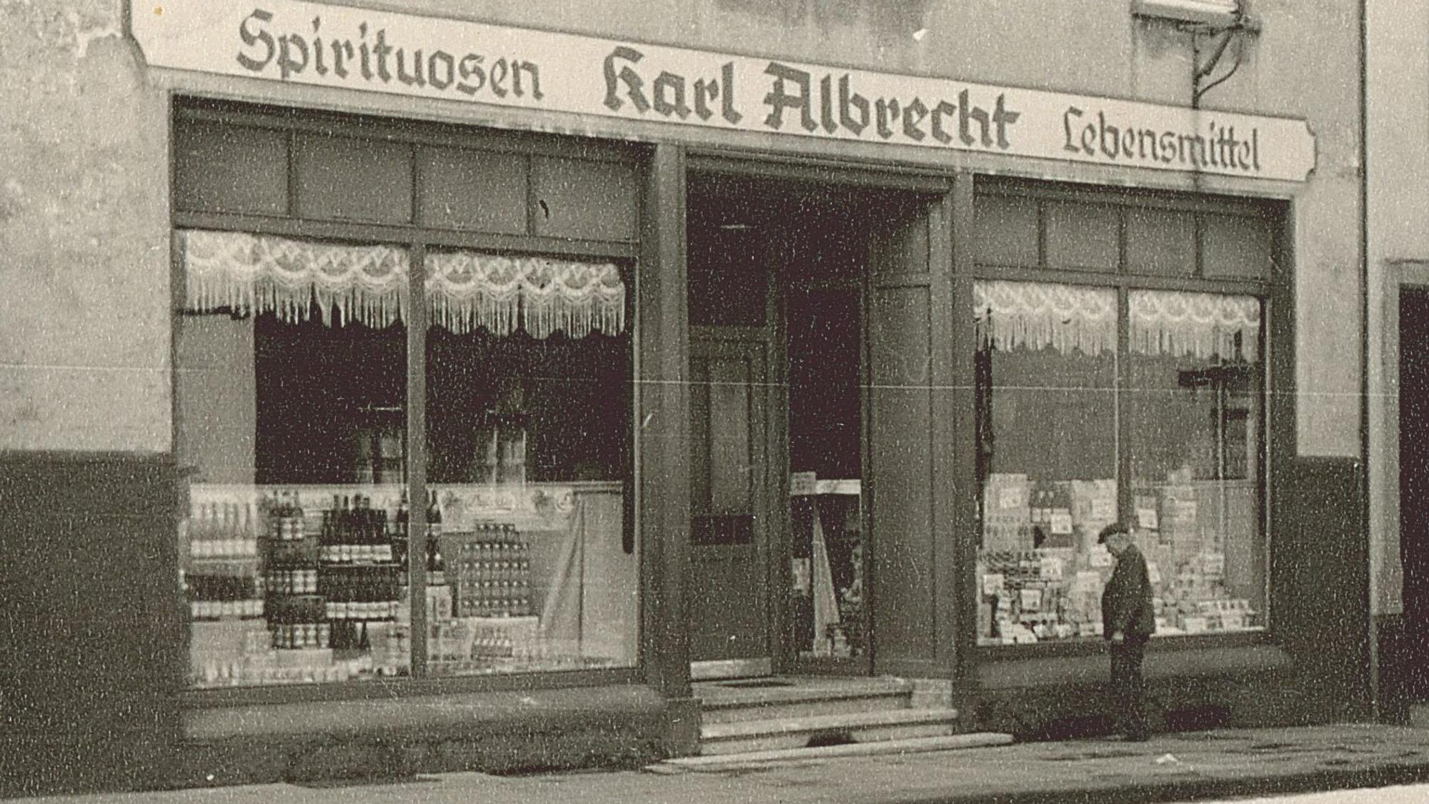 Die erste Verkaufsstelle der Aldi-Gründerfamilie Albrecht, fotografiert in den 1930er Jahren.