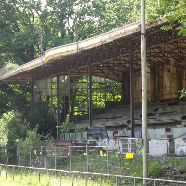Die historische VfL-Tribüne auf dem Rennbahngelände ist vollgesprayt und zugewachsen.