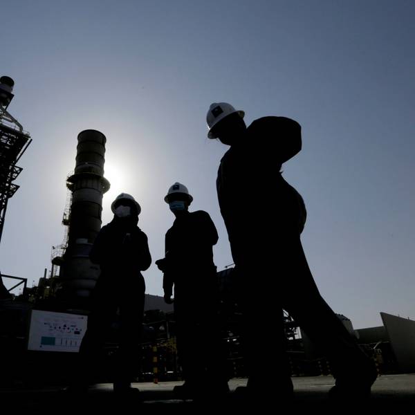 Ingenieure von Saudi Aramco am Khurais-Ölfeld während einer Führung für Journalisten.