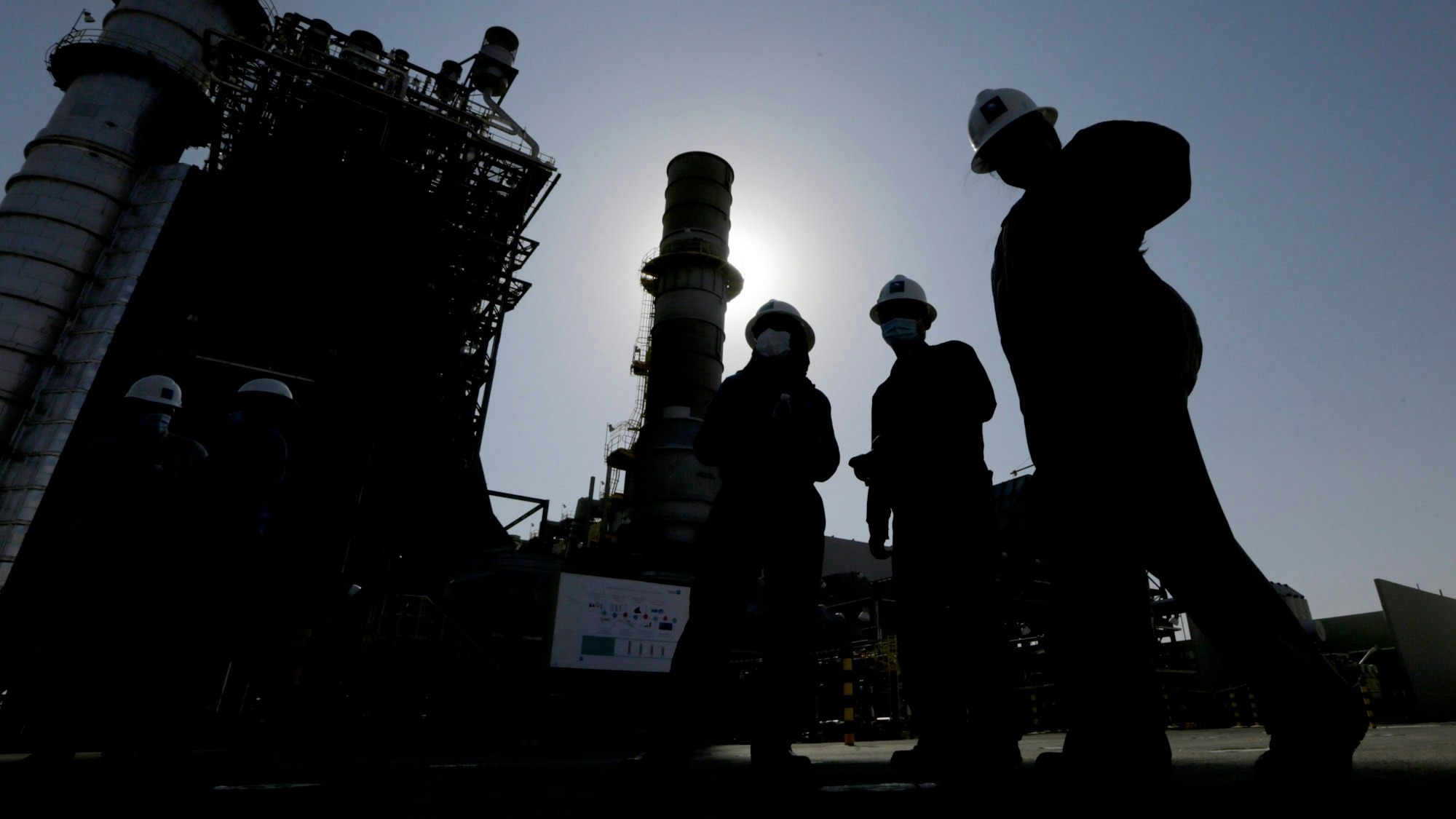 Ingenieure von Saudi Aramco am Khurais-Ölfeld während einer Führung für Journalisten.