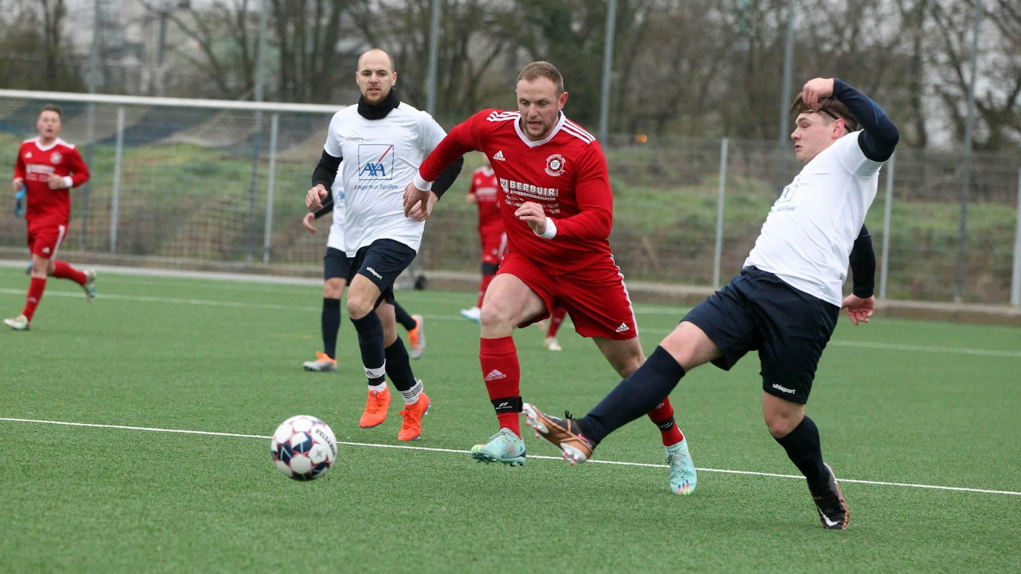 Weggespitzelt: Bessenichs Artur Eisner ist kurz vor Frauenbergs David Dujmovic am Ball.