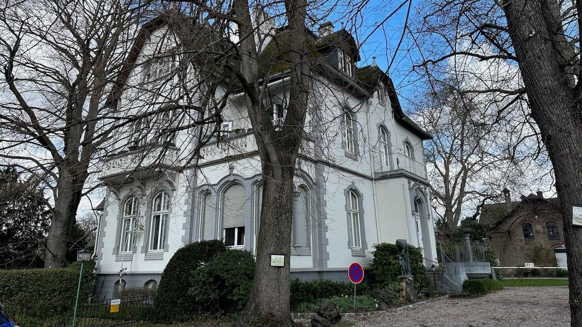 Ein Herrenhaus ist umgeben von Bäumen.
