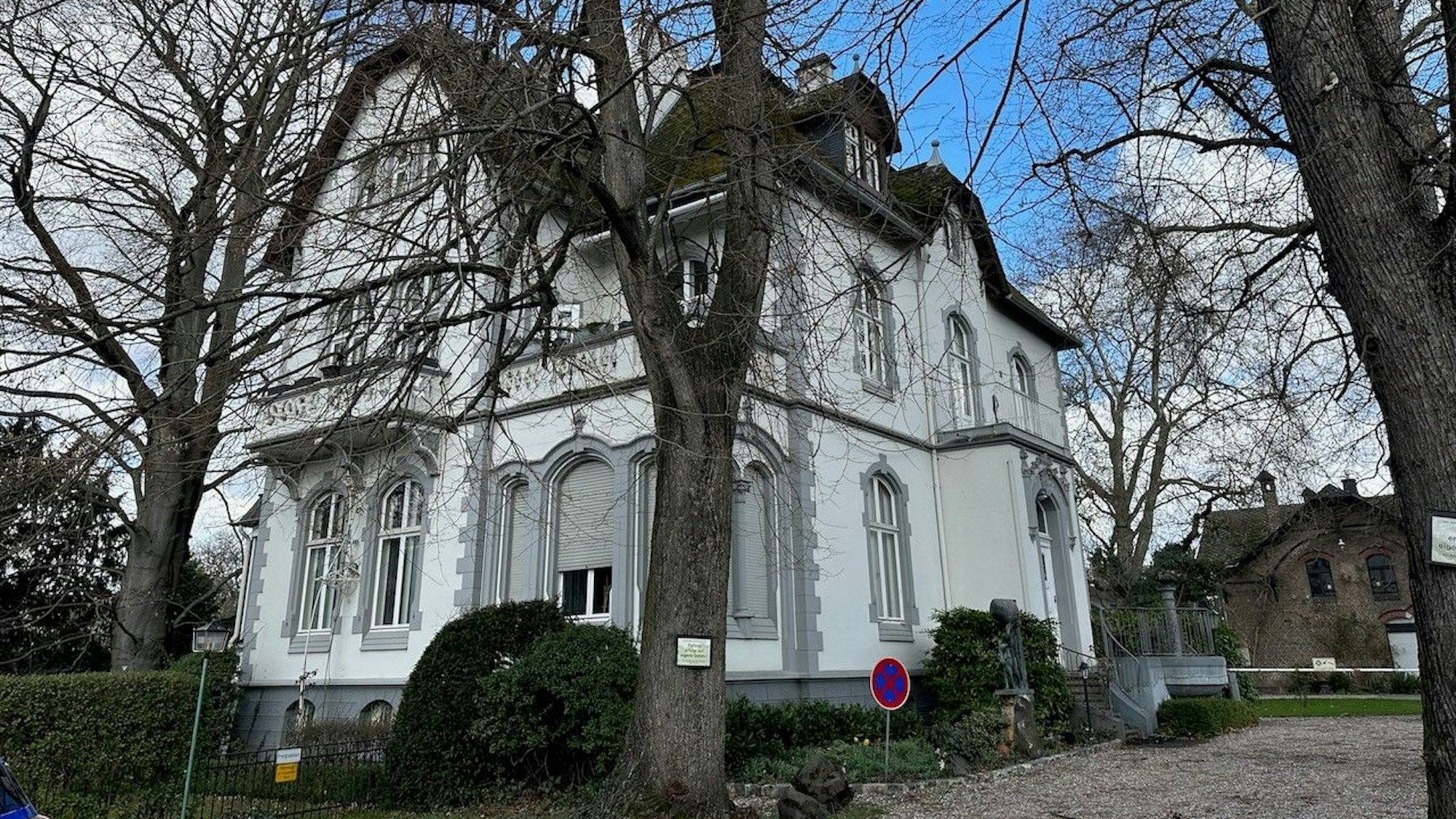 Ein Herrenhaus ist umgeben von Bäumen.