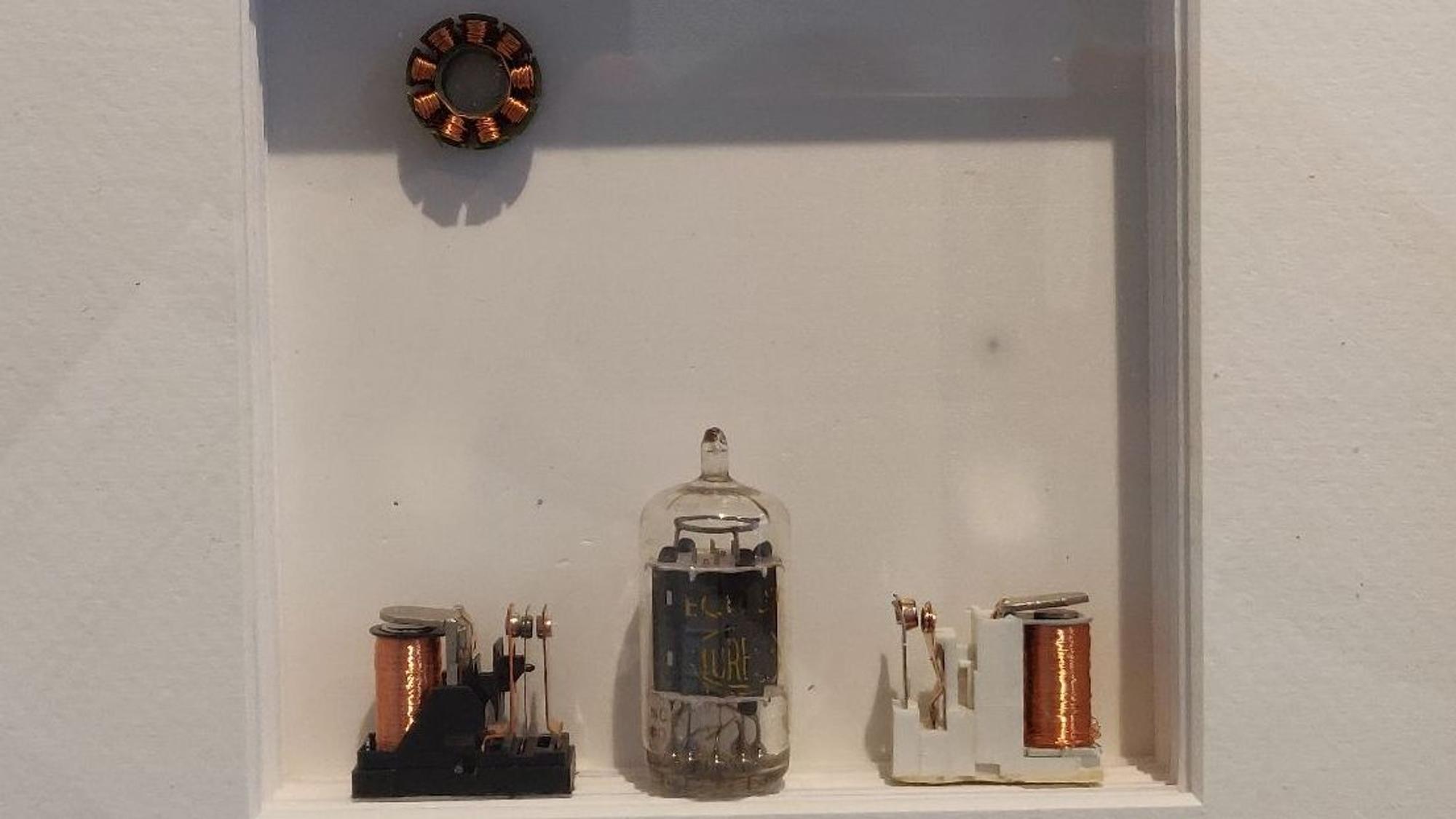 „Electronic Art“ mit Miniatur-Spulen von Wolfgang Ahrens.