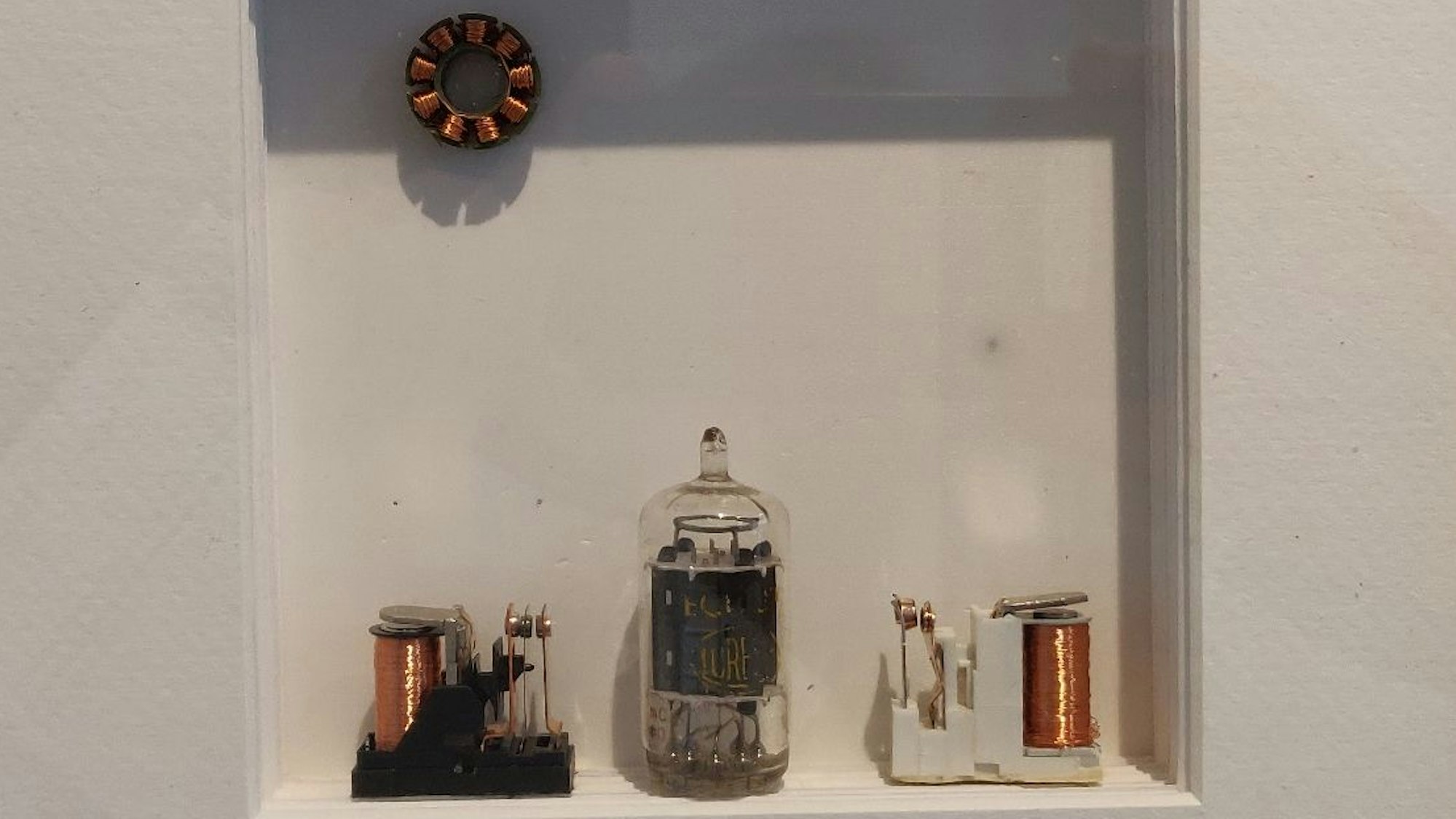 „Electronic Art“ mit Miniatur-Spulen von Wolfgang Ahrens.