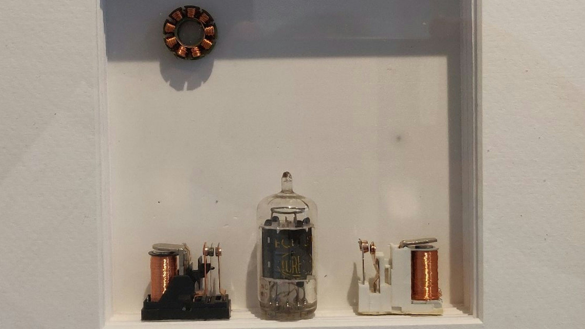 „Electronic Art“ mit Miniatur-Spulen von Wolfgang Ahrens.